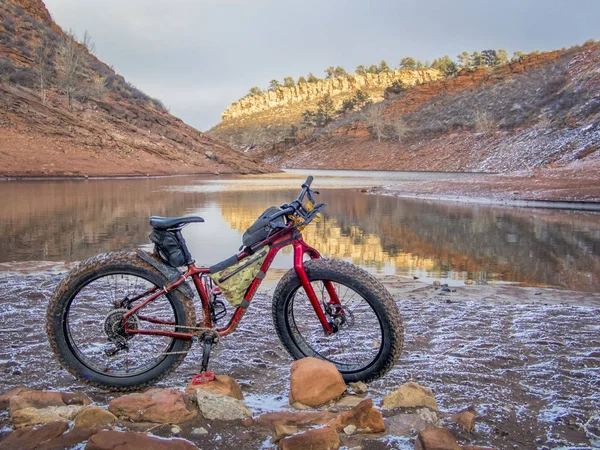 Fat bike and Horsetooth Reservoir — Stock Photo, Image