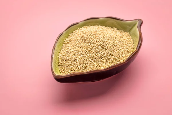 Amaranth-Korn in Keramikschale — Stockfoto