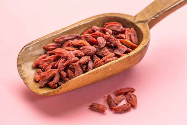 Bacche di goji tibetane essiccate su misurino rustico — Foto Stock