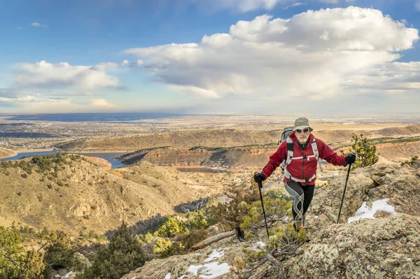 Reifer Backpacker auf einem Bergrücken — Stockfoto