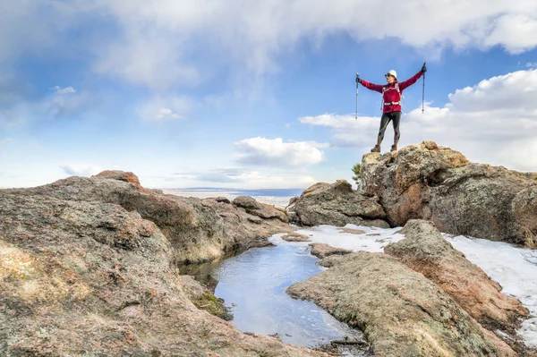 Fjällvandrare njuter nå bergets topp — Stockfoto