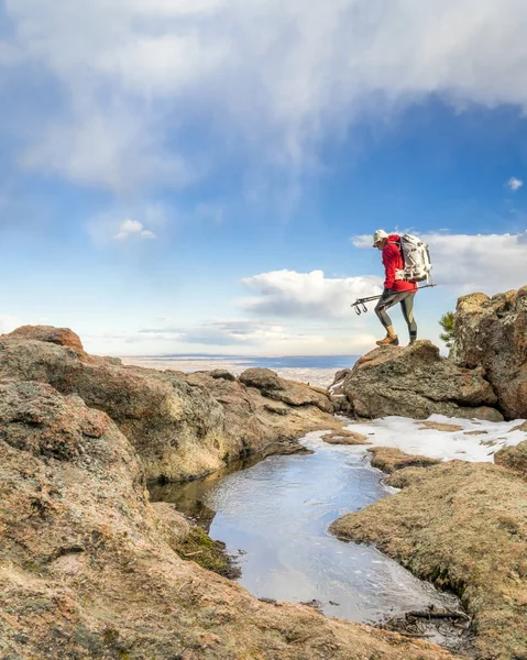 Backpacker on a mountain ridge in Colorado — Stock Photo, Image