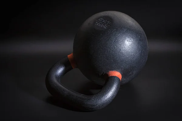 Těžký Železný kettlebell - fitness koncept — Stock fotografie