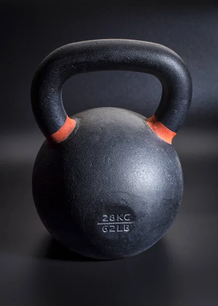 Βαριά, σιδερένια kettlebell - γυμναστήριο έννοια — Φωτογραφία Αρχείου