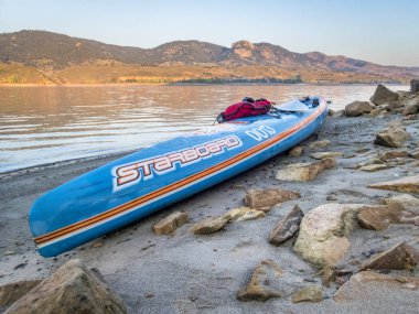 Göl kenarında paddleboard ayağa yarış