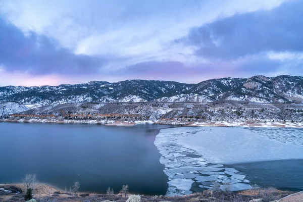 Wintermorgendämmerung über dem Bergsee — Stockfoto