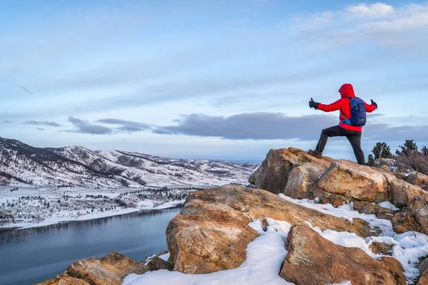 Randonnée à l'aube sur lac de montagne gelé — Photo