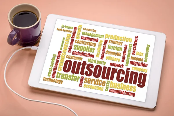 Outsourcing van de word cloud op een Tablet PC — Stockfoto