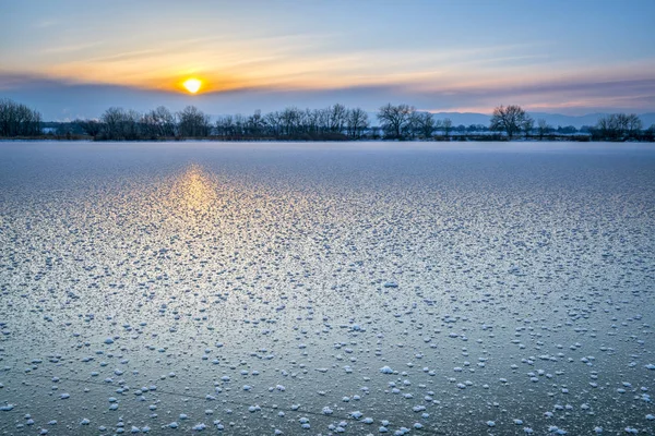 Tramonto invernale sul lago ghiacciato in Colorado — Foto Stock