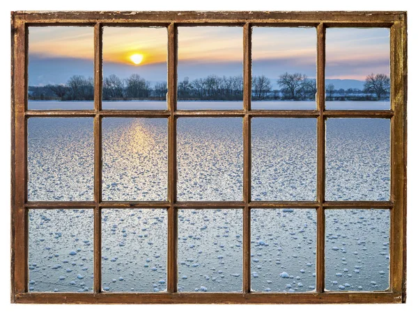 日落在结冰的湖-窗口看法 — 图库照片