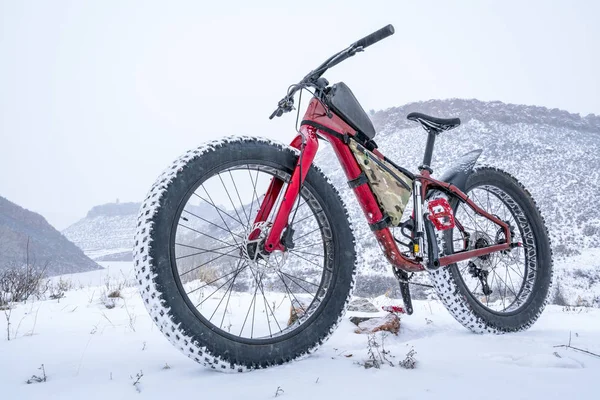 Vet fiets in een sneeuwstorm van sneeuw — Stockfoto