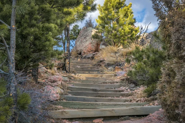 Гірська стежка зі сходами — стокове фото