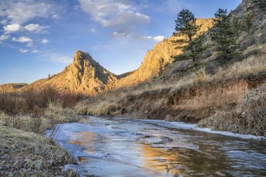 Landmark rock ve Kuzey Colorado Nehri