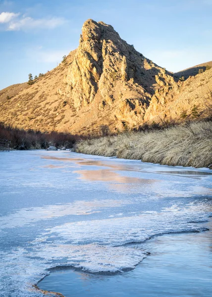 Pietra miliare e fiume nel nord del Colorado — Foto Stock