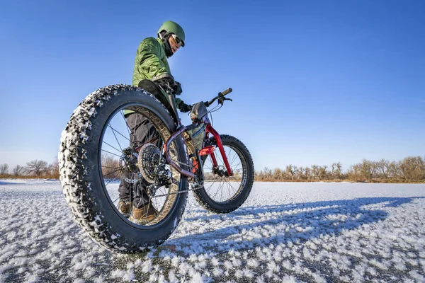 冬の凍った湖で脂肪バイク自転車 — ストック写真