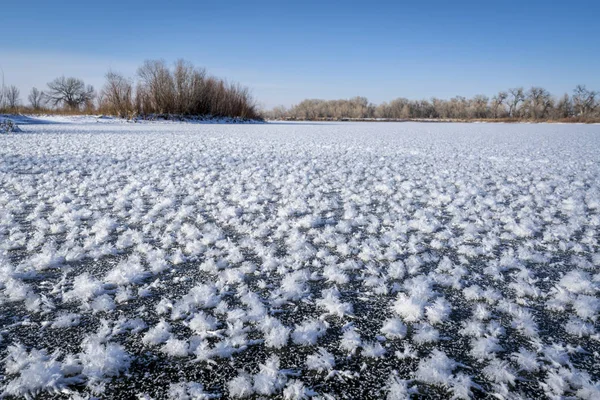 Cristaux de glace sur un lac gelé — Photo