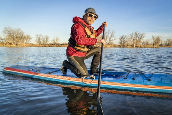 Senior male paddlaren på en stand up paddle board, — Stockfoto