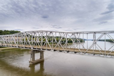 Missouri Nehri Köprüsü havadan görünümü
