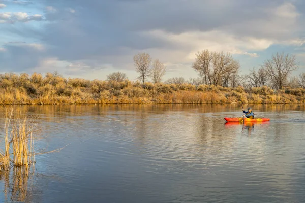 早春の湖でカヤックのパドリング — ストック写真