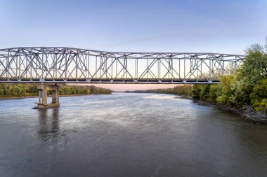 Missouri Nehri Köprüsü havadan görünümü