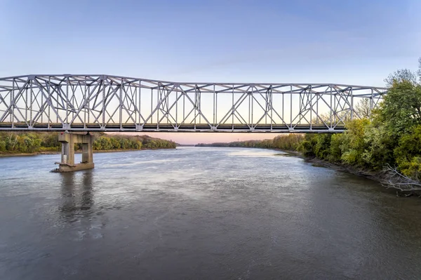 Missouri Nehri Köprüsü havadan görünümü — Stok fotoğraf