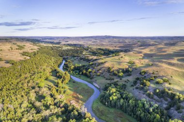 Nebraska Sandhills nehirde kasvetli havadan görünümü