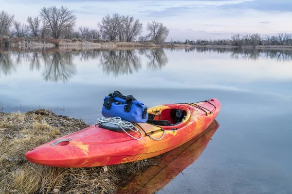 Whitewater kayak on lake — Stock Photo, Image