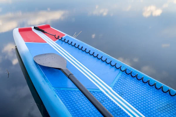 甲板上的赛车站起来 Paddleboard 与桨和安全皮带 — 图库照片