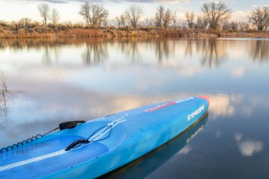 Paddleboard sakin bir göl üzerinde ayağa yarış