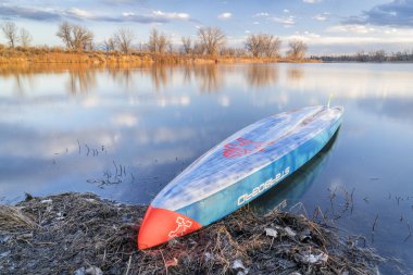 Paddleboard sakin bir göl üzerinde ayağa yarış