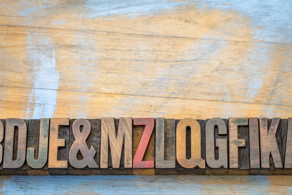 Alfabet streszczenie w drewniane typ typografia — Zdjęcie stockowe