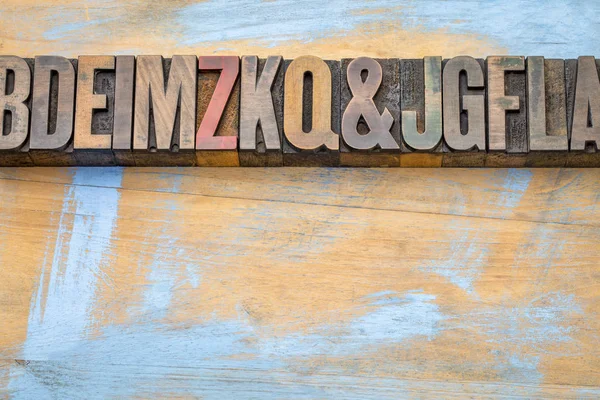 Alfabeto abstrato em tipografia tipo madeira — Fotografia de Stock