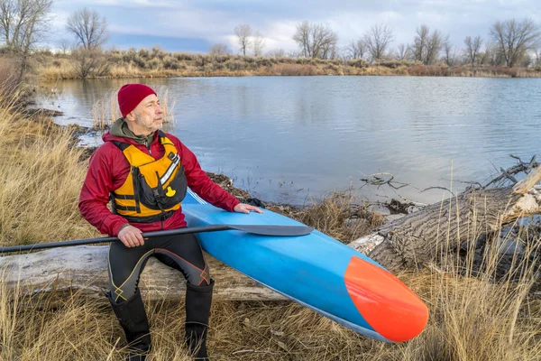 Starszy mężczyzna z wstać paddleboard — Zdjęcie stockowe