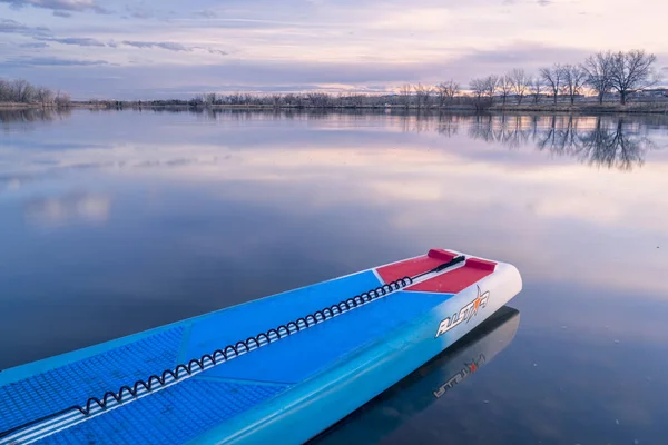 赛车站在平静的湖面上 paddleboard — 图库照片