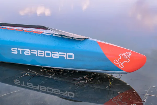 평온한 호수에 paddleboard 경주 서 — 스톡 사진