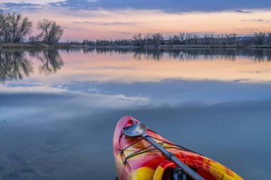 whitewater Kayık göl kenarında yay