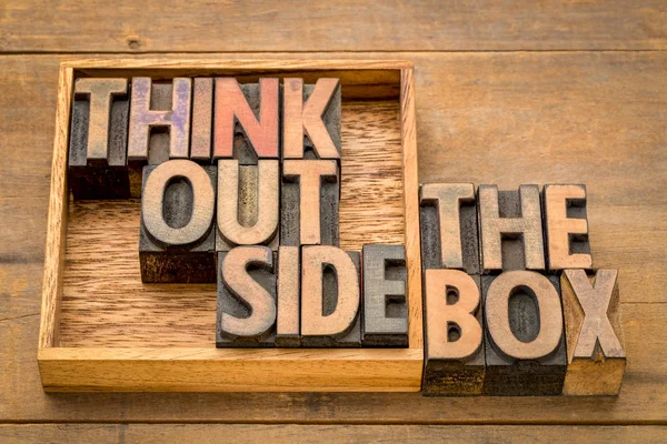 Denken buiten de box-concept in houtsoort — Stockfoto