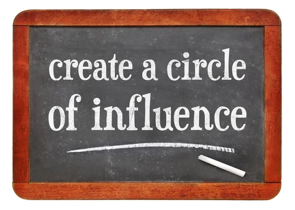 Crie um círculo de conselhos de influência no quadro negro — Fotografia de Stock