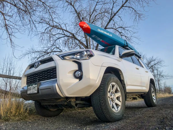 Toyota 4runner позашляховик з paddleboard — стокове фото