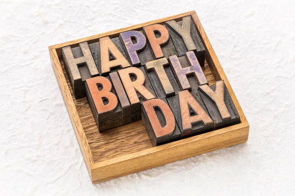 Tarjeta de felicitación Feliz Cumpleaños en madera — Foto de Stock