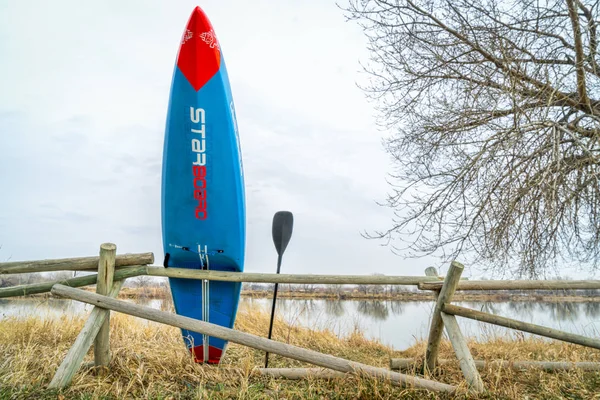 Yarış ayağa paddleboard ve raket — Stok fotoğraf