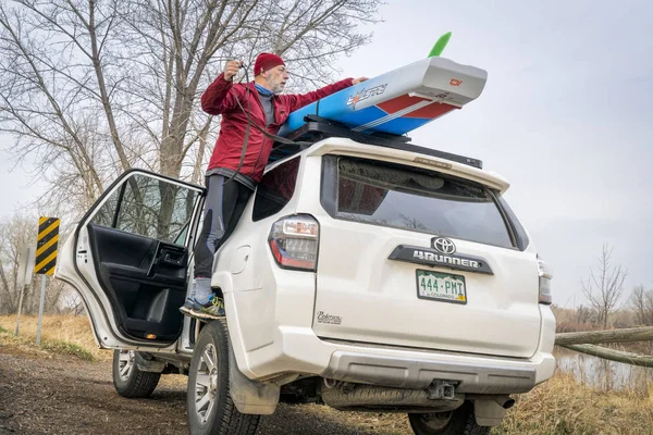 Kirakodási felállni az autó tetőcsomagtartó paddleboard — Stock Fotó