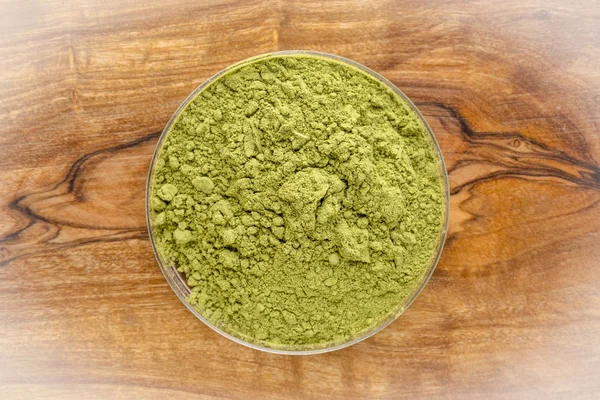 Polvere di foglie di moringa in ciotola rotonda — Foto Stock