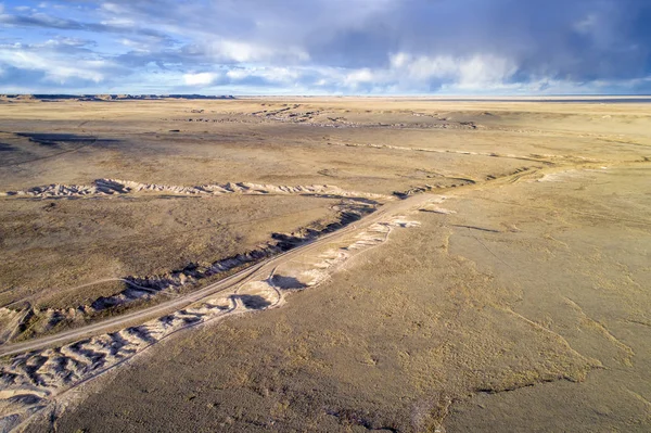 Leden slingrar sig genom prairie i norra Colorado — Stockfoto