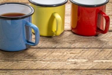 metal rustik piknik masa üzerinde sıcak çay bardak