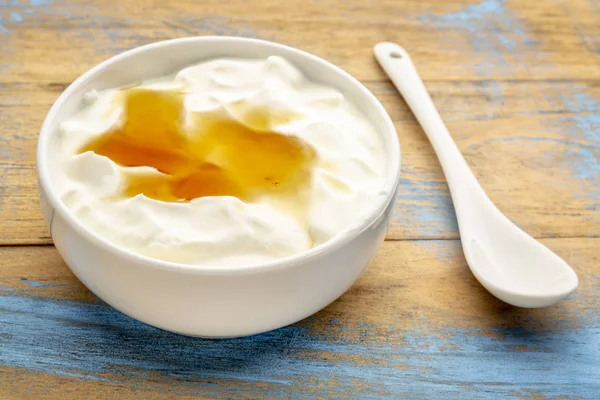 Миска греческого йогурта с натуральным медом — стоковое фото