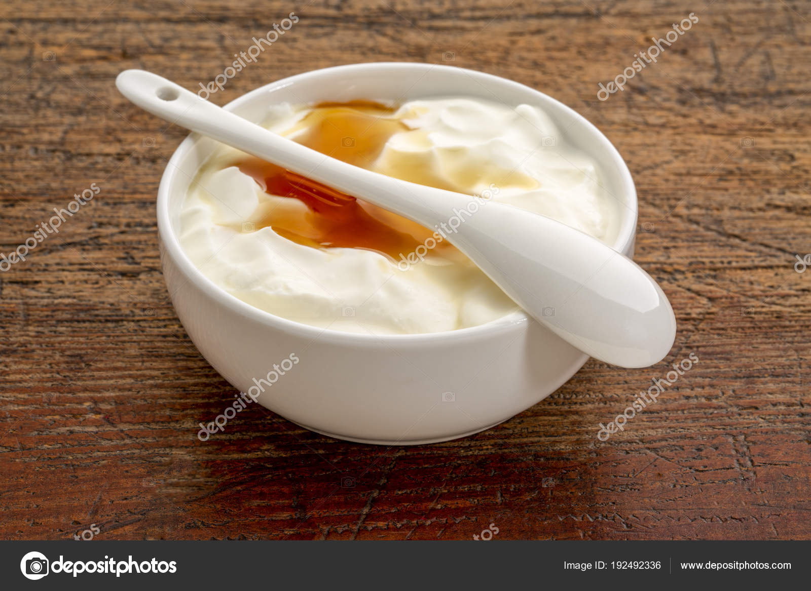 Bowl of Greek yogurt with natural honey Stock Photo by ©PixelsAway