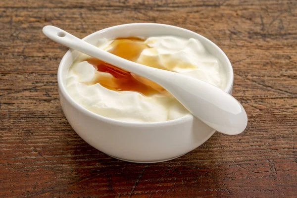 Bowl of Greek yogurt with natural honey — Stock Photo, Image