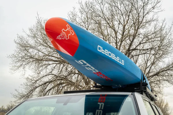 Racing paddleboard op dak van Toyota 4runner Suv — Stockfoto