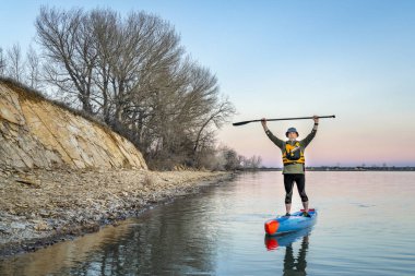 paddleboard kadar stand üzerinde üst düzey paddler